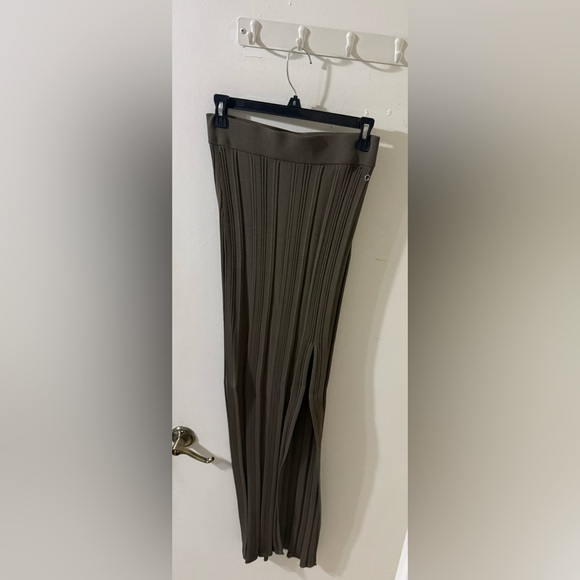 GUESS Olive Ribbed Tank Top - Picture 5 of 6